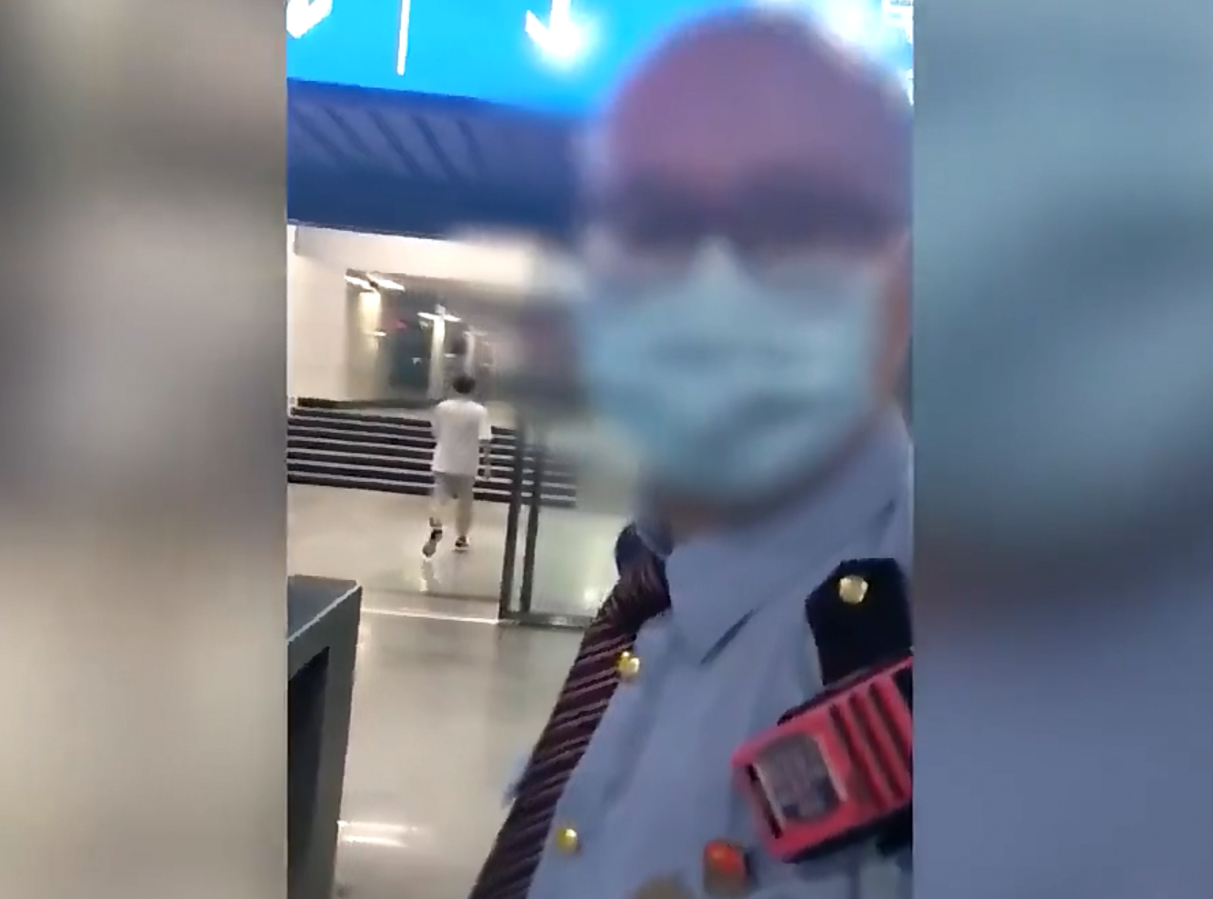 男子火车站询问退票，竟被工作人员用扩音喇叭敲3次头、摔坏手机，警方：已立案