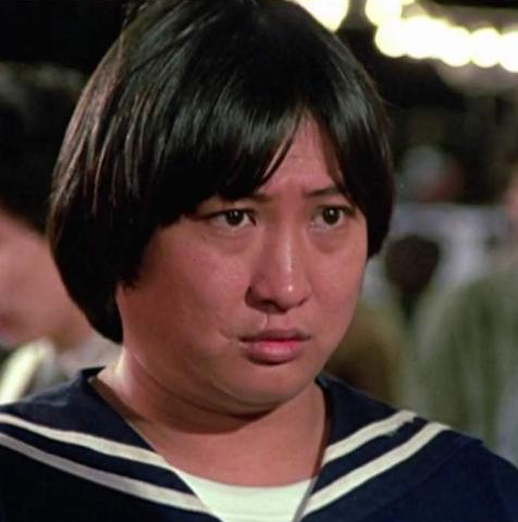 洪金宝36岁女儿至今未嫁，看到本人照片后，网友