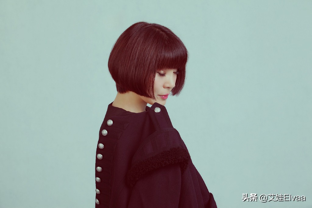 52岁陈红发福身材却丰满，穿紧身衣配包臀裙零赘