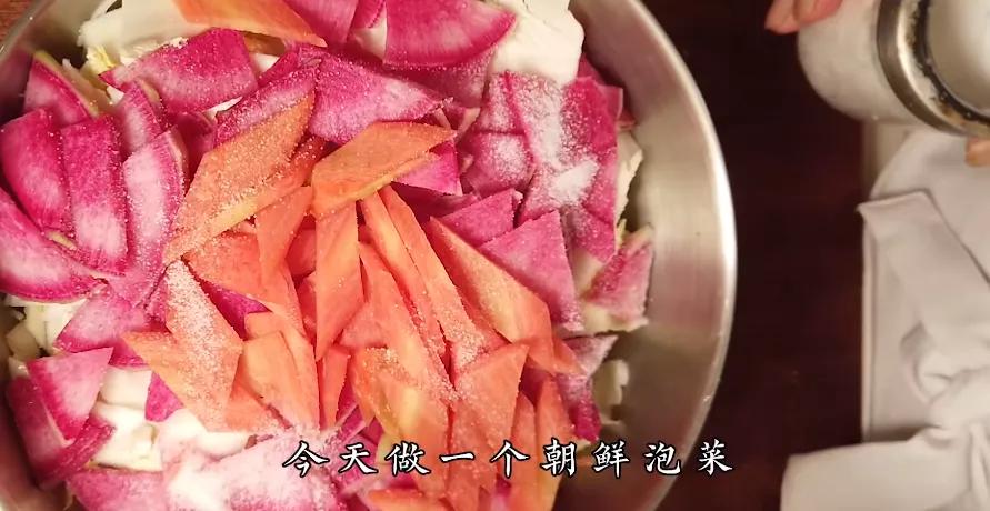 李子柒被韩国网友围攻，中国博主联手回击，发布酸菜视频标题显眼