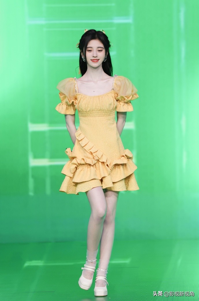 26-year-old Ju Jingyi appeared in a long skirt, posing sideways in a ...