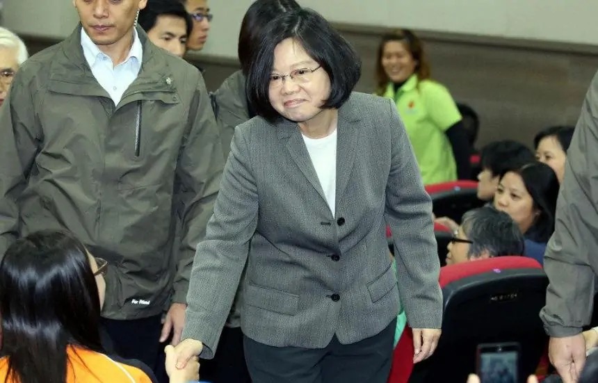 蔡英文穿�龍袍�封面引發關注！ 島內專家給出兩岸統一的時間表