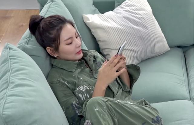 张雨绮“蚯蚓坐”火了，比“葛优躺”还过分，