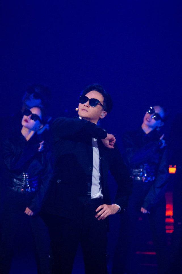 袁咏仪携章子怡容祖儿等为老公庆生，她无惧被艳压素颜出镜超自信