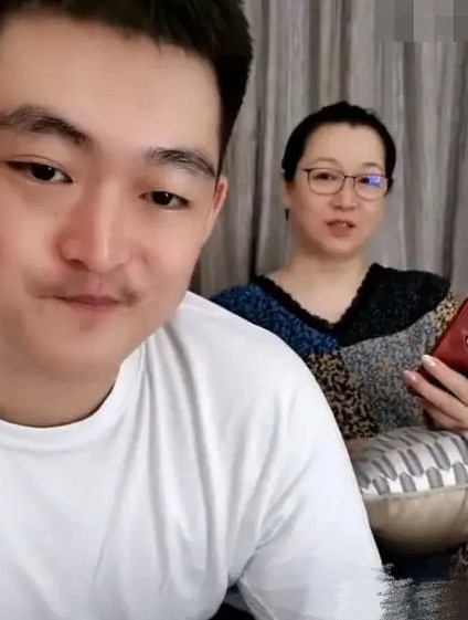 赵本山儿子近照曝光！现身签约仪式派头十足，被曝已是董事长助理
