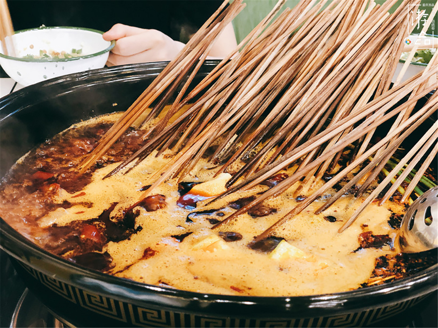 为什么重庆人很少吃串串？锅底没味道，竹签反复用，价格还很贵