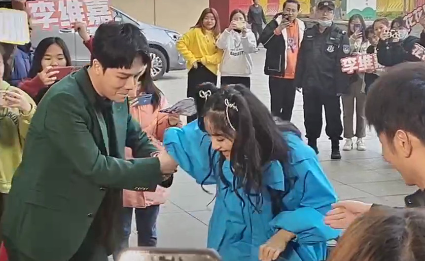 39岁谢娜宣布二胎喜讯，张杰感谢妻子的付出，开