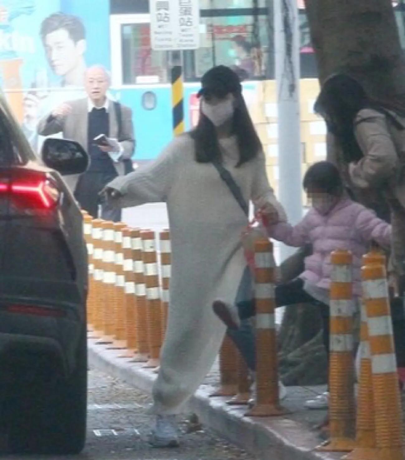 周杰倫一家四口出門吃甜品，一雙兒女正臉曝光，姐弟模樣很可愛