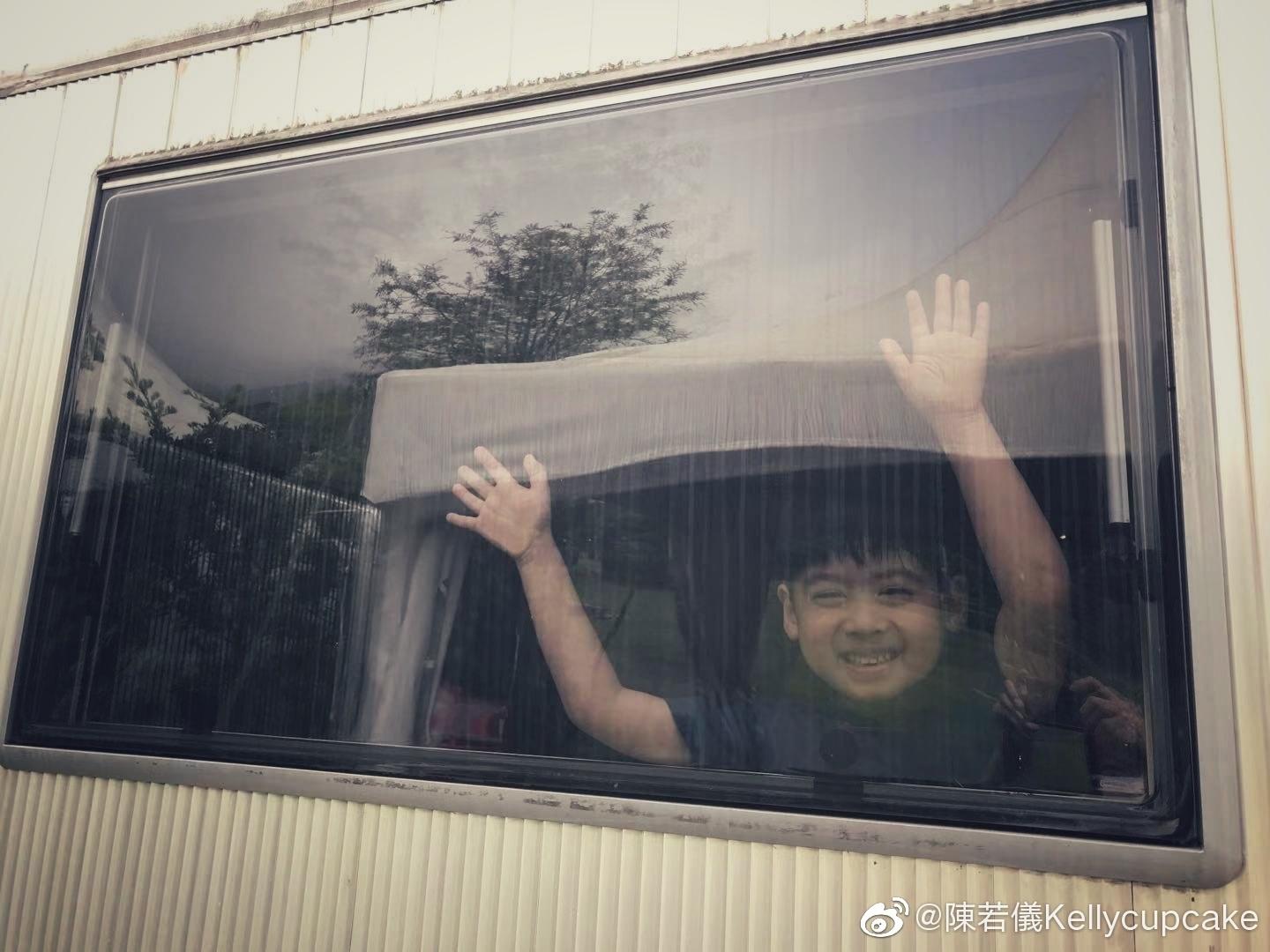 林志穎老婆帶仨兒子露營，kimi長高帥氣，貼心帶雙胞胎弟弟玩