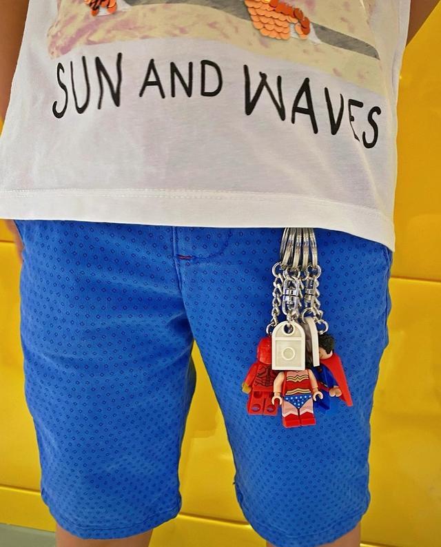 胡杏儿儿子进乐高店只看不买，逢人问好绅士有礼貌，妈妈直呼骄傲