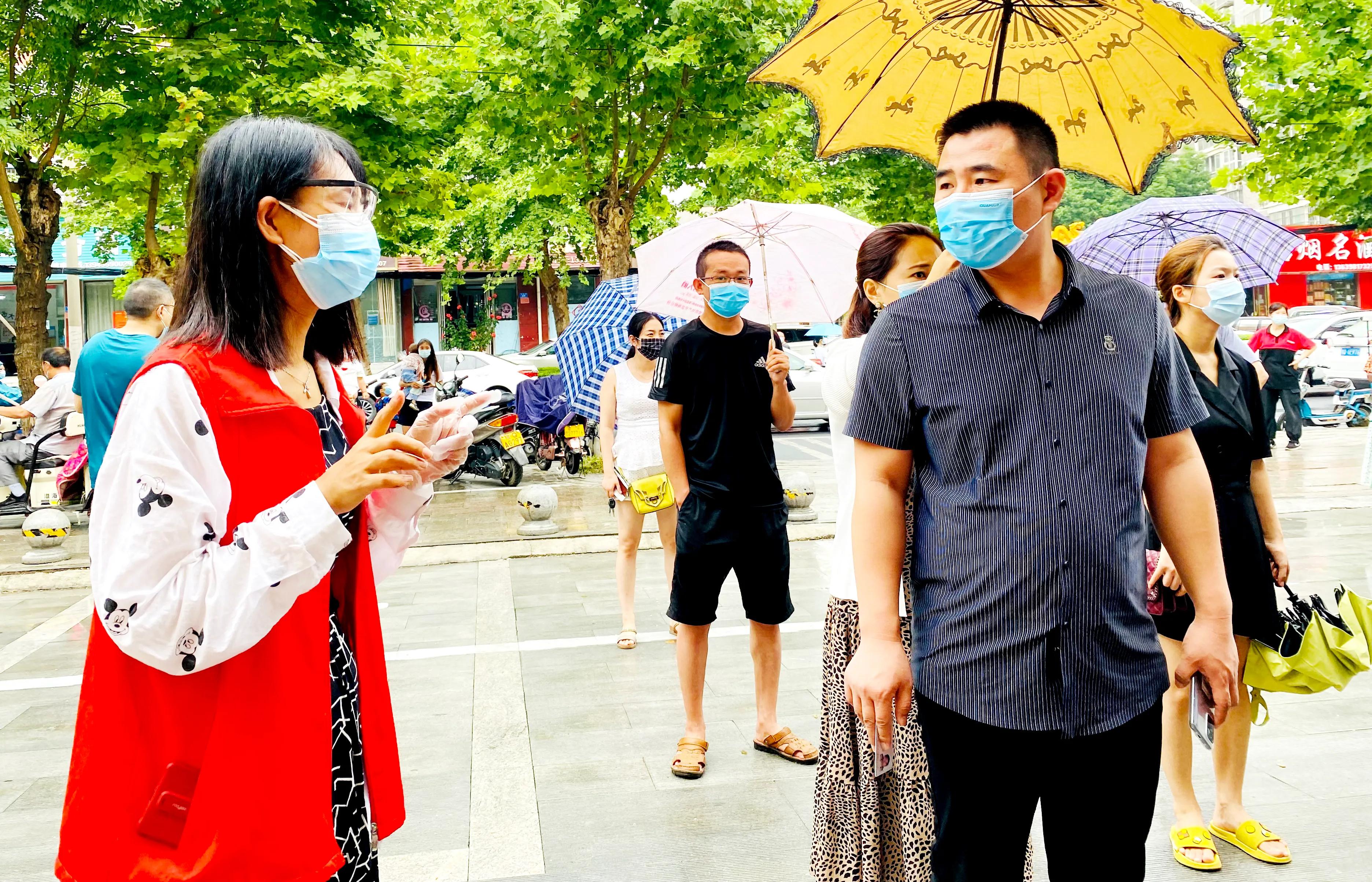 駐馬店市第二十三小學(xué)志愿者：開展疫情防控“敲門行動”