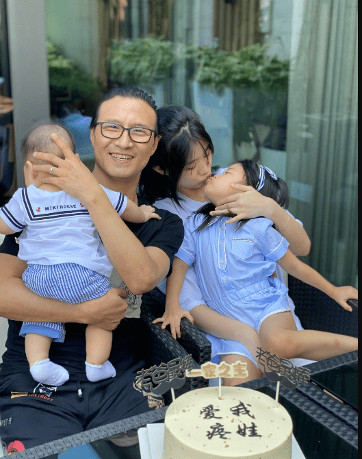 汪峰大女儿近照曝光，16岁小苹果化浓妆衣着性感，气质显成熟