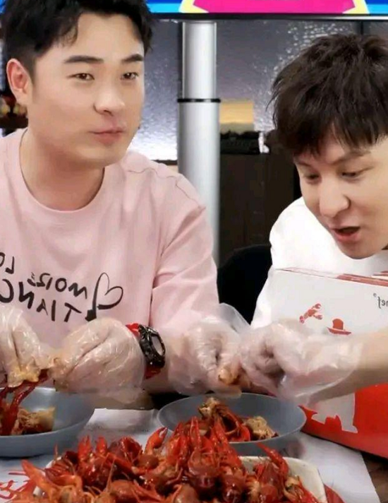 陈赫卖的小龙虾，被买家晒到网上：商品胀气，严重变质，满箱臭味