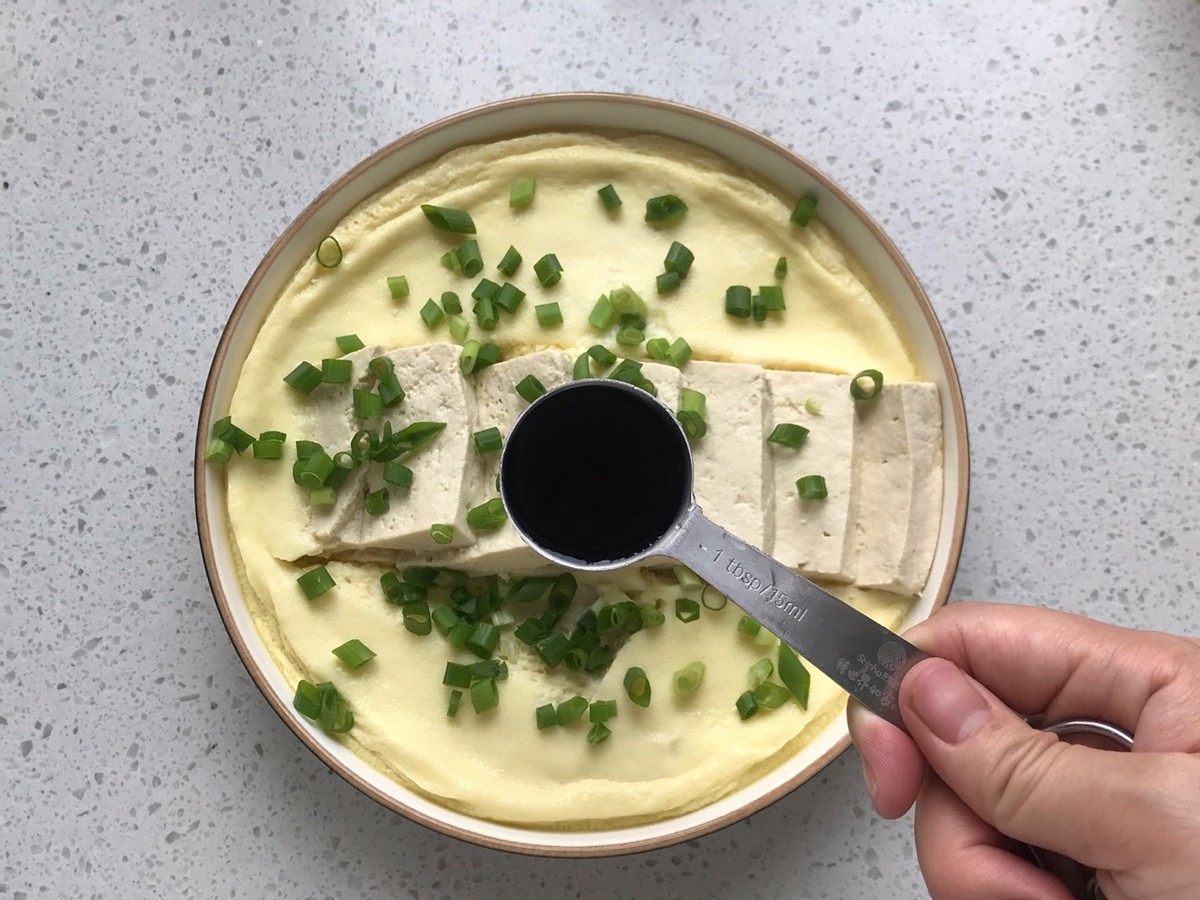 豆腐和鸡蛋完美结合，蒸一蒸，鲜香入味，爽滑好消化，太美味了
