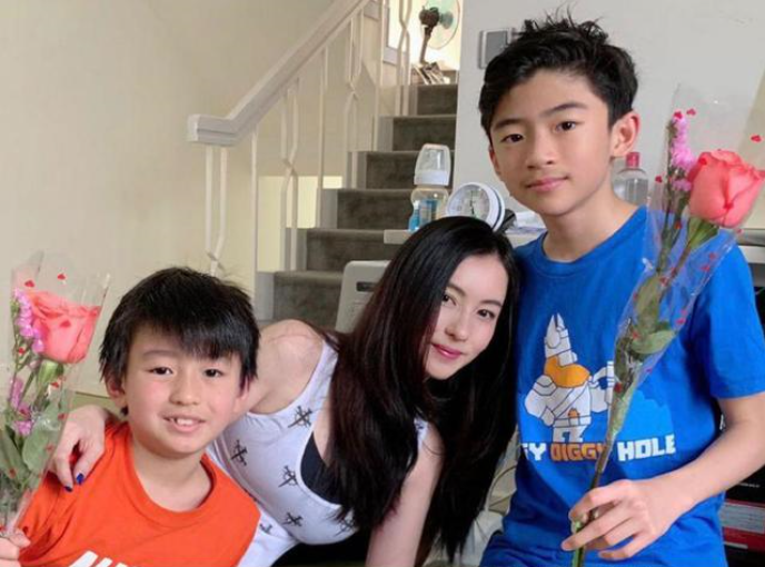 张柏芝为二儿子庆生，一头粉发太少女，三个儿子陪在身边太幸福