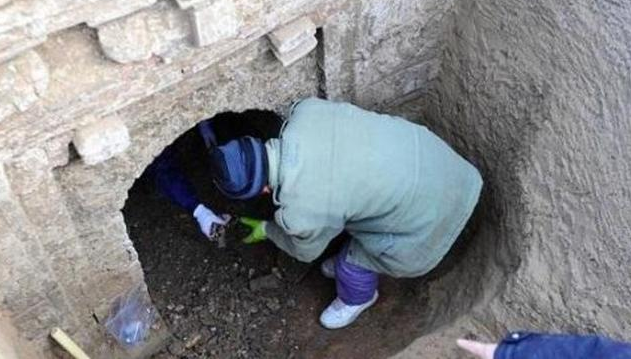 千年古墓挖出5岁小新娘，手戴11枚金戒指，枯坐