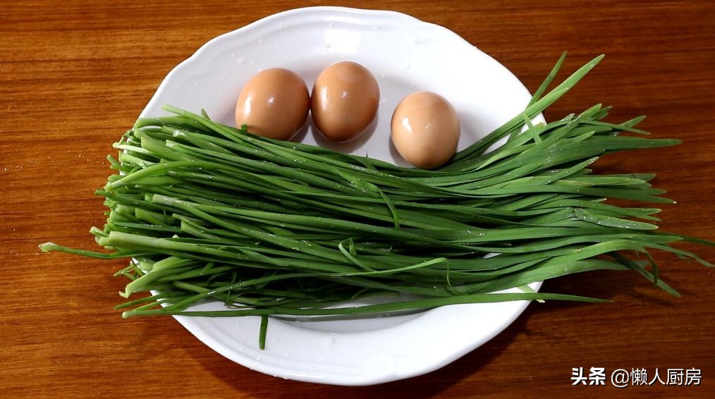 不需要揉面，不加面粉，这样做的韭菜鸡蛋卷，吃着特香