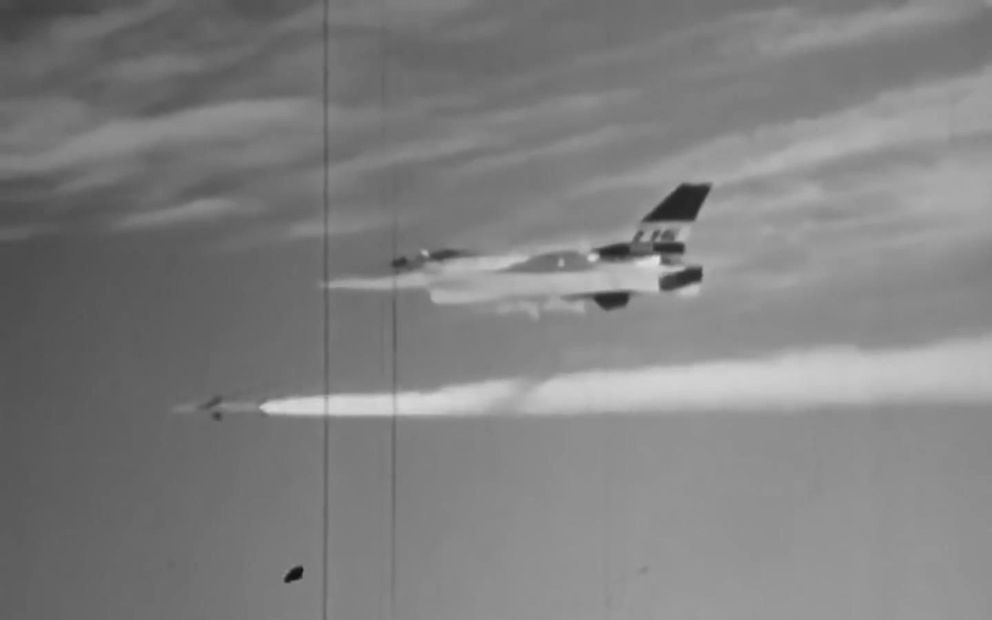 1965年，中美在海南空战17分钟，我军一弹未发，为何美军死伤惨重