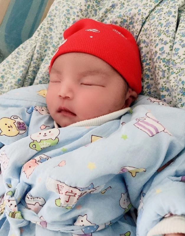 李雨|薛之谦前女友李雨桐宣布当妈喜讯 晒一家三口握手照表爱意：一切都值得