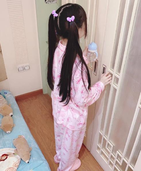 蔡萝莉为了证明自己还小，喝水还要用奶瓶，摆