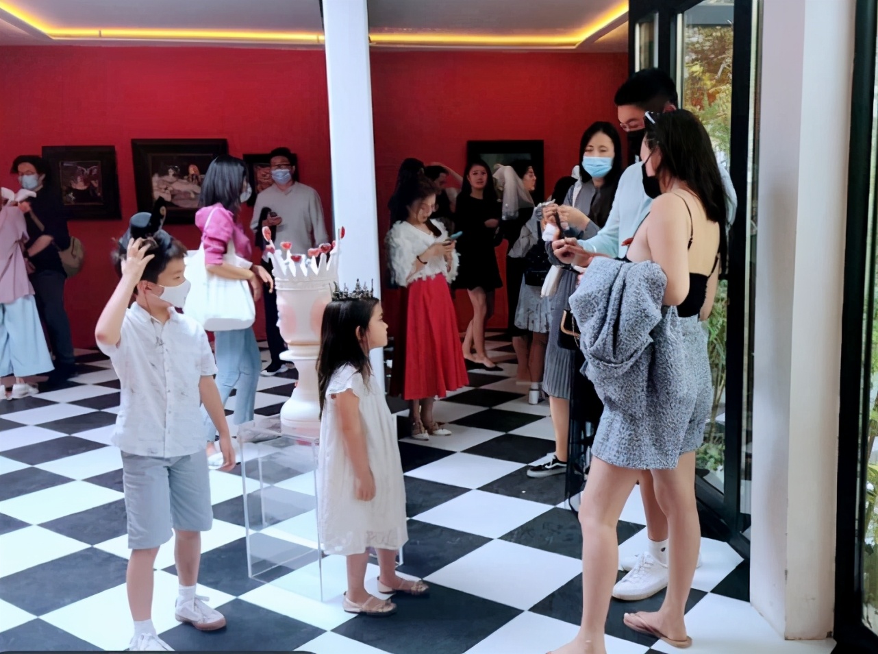 杜江獨自送兩個孩子出門，依依不捨神秘小女孩，真不是對方父親嗎
