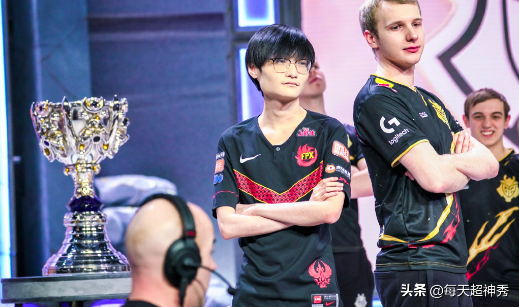 BLG of FPX sweep anything away, doinb is active with young season handclasp, the movement warm will of people of golden tribute