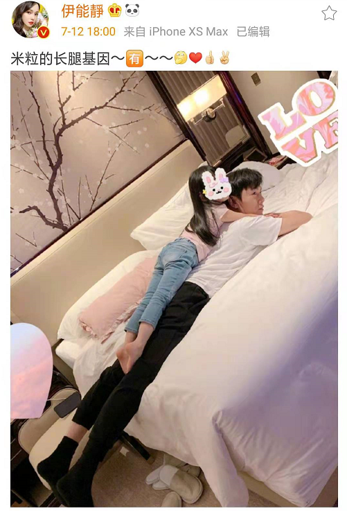 伊能静罕晒老公儿女合照，5岁米粒暴风抽高，完美遗传爸爸大长腿