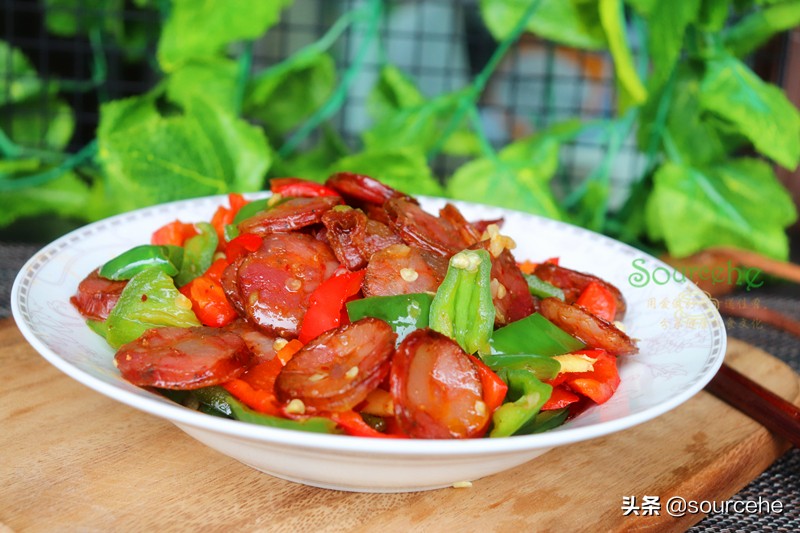 問了大廚才知道，炒臘腸很多人直接炒，少了一步，怪不得味道不對