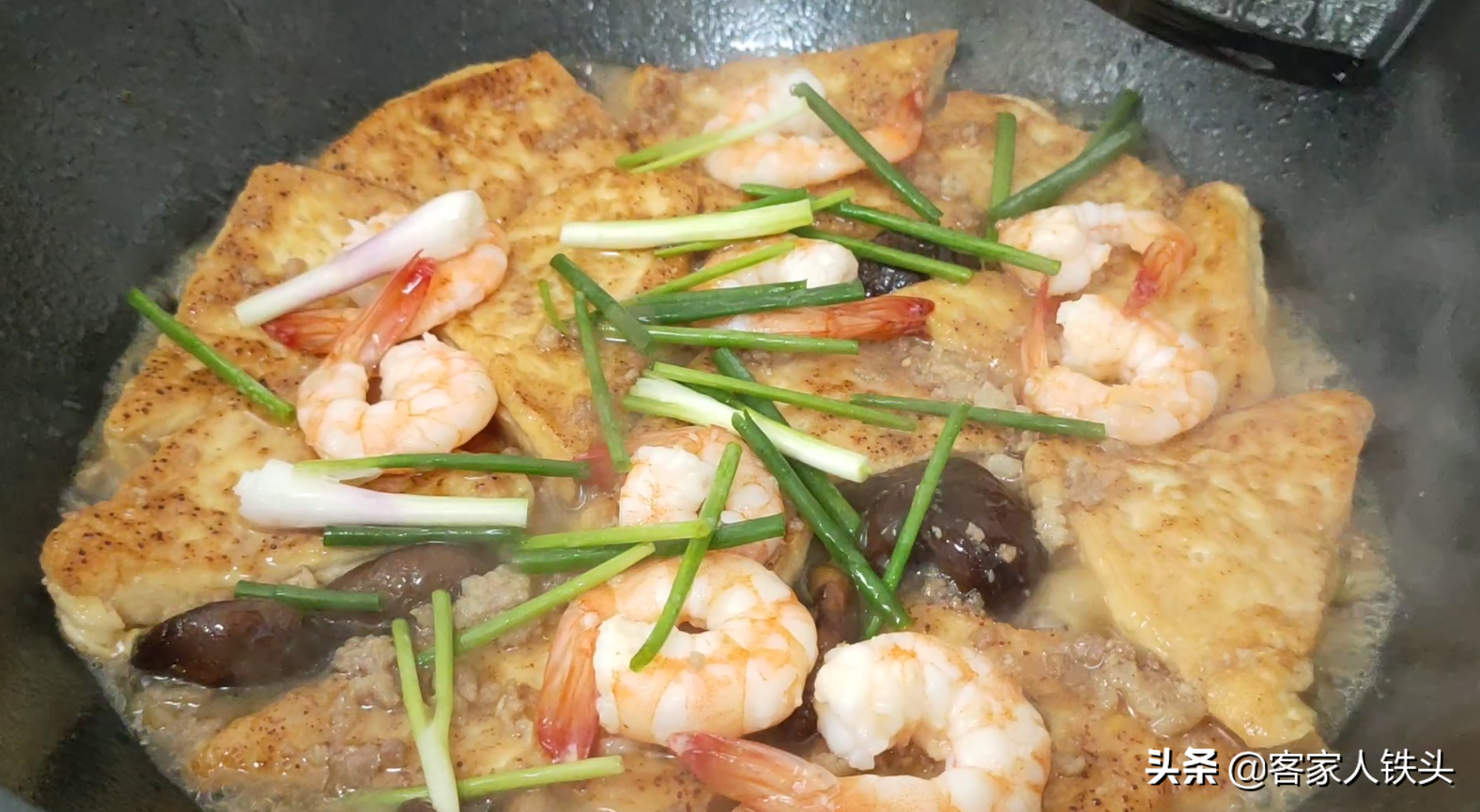 2塊豆腐加9只鮮蝦，天冷了就這樣吃，營養好吃又便宜，越吃越香
