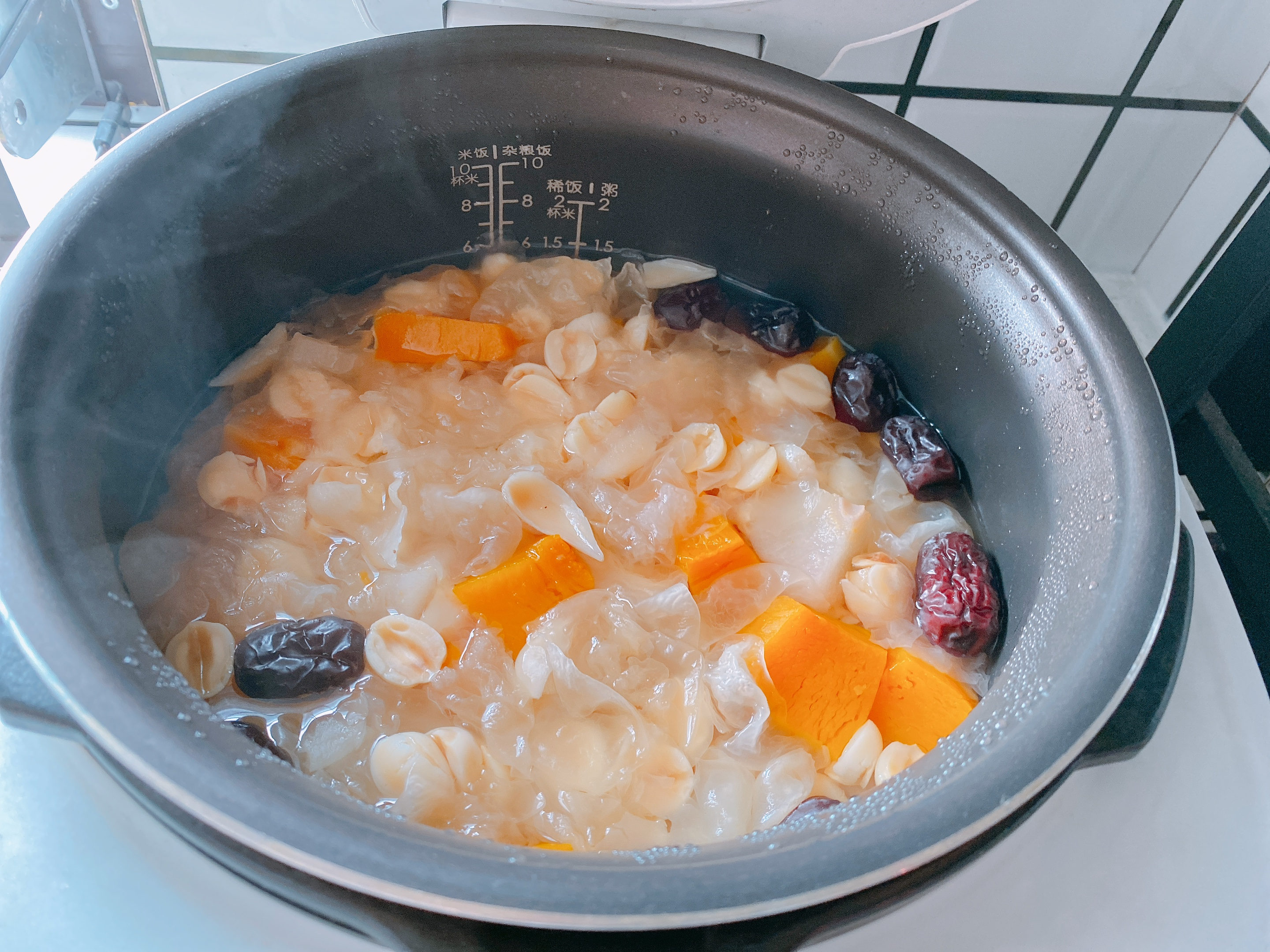 入秋后天气干燥，试试这款润肺降火的甜汤，软糯香甜，安稳度秋