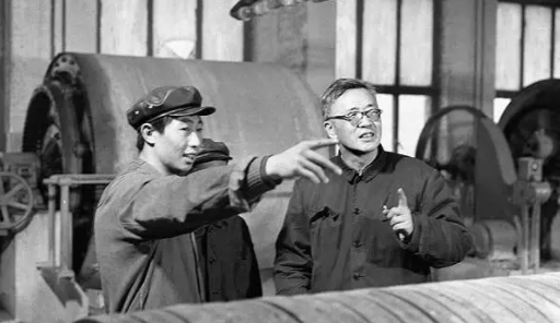 华罗庚：初中学历,身体残疾,23岁靠自学站上清华