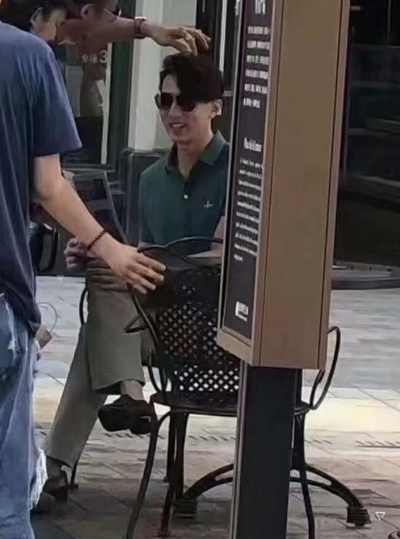 網友迪士尼偶遇吳尊，路人鏡頭下頭圍太小了，帥得發光不像倆娃爸