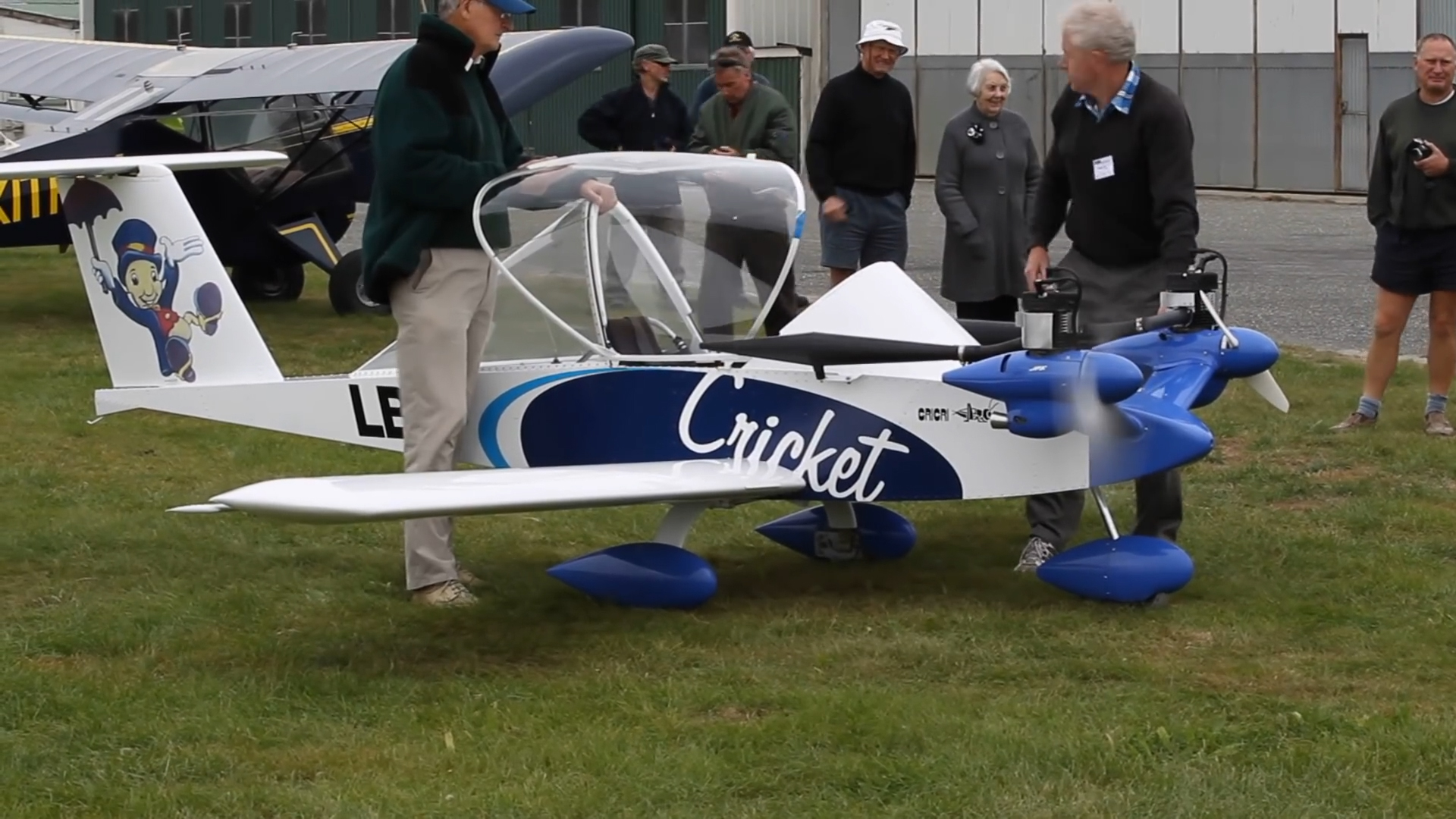 世界上最小的飛機，僅相當於一個成年男人的重量，身高僅1.2米