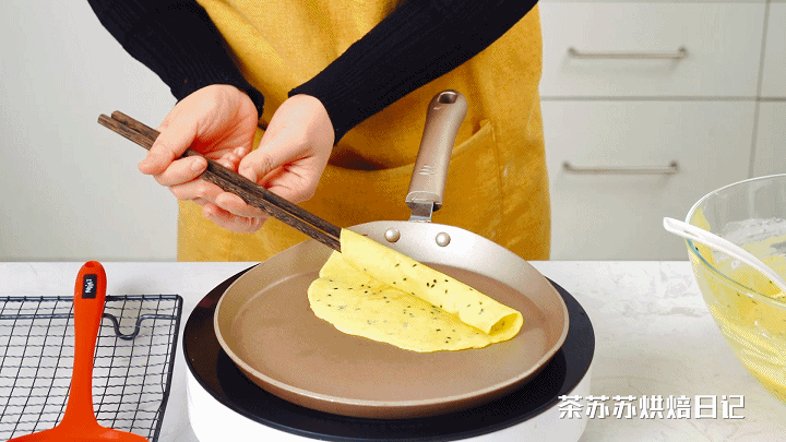 3個雞蛋加碗麵粉！ 攪和攪和，輕鬆一烙，酥脆的蛋捲就出來了