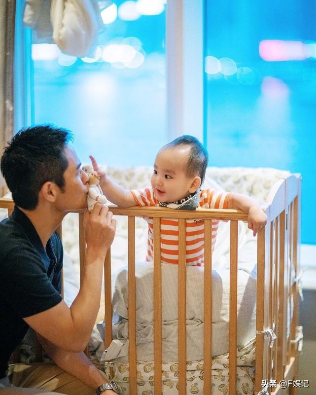 两位儿子都可爱！郑嘉颖陈凯琳晒一家四口的全家福庆祝父亲节