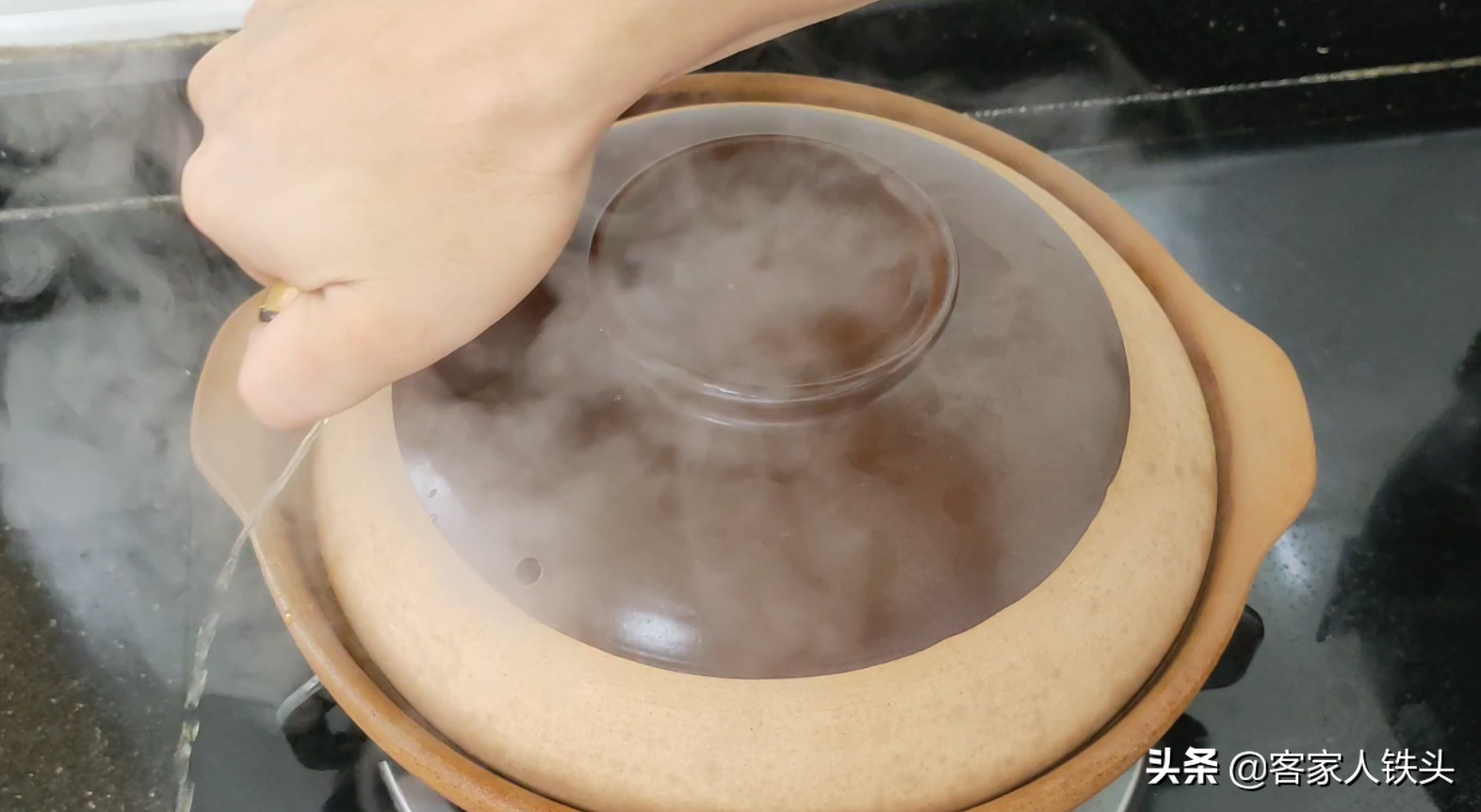 广东人焗鱼真有一套，一锅做2味，6分钟出锅，漂亮好吃待客有面子