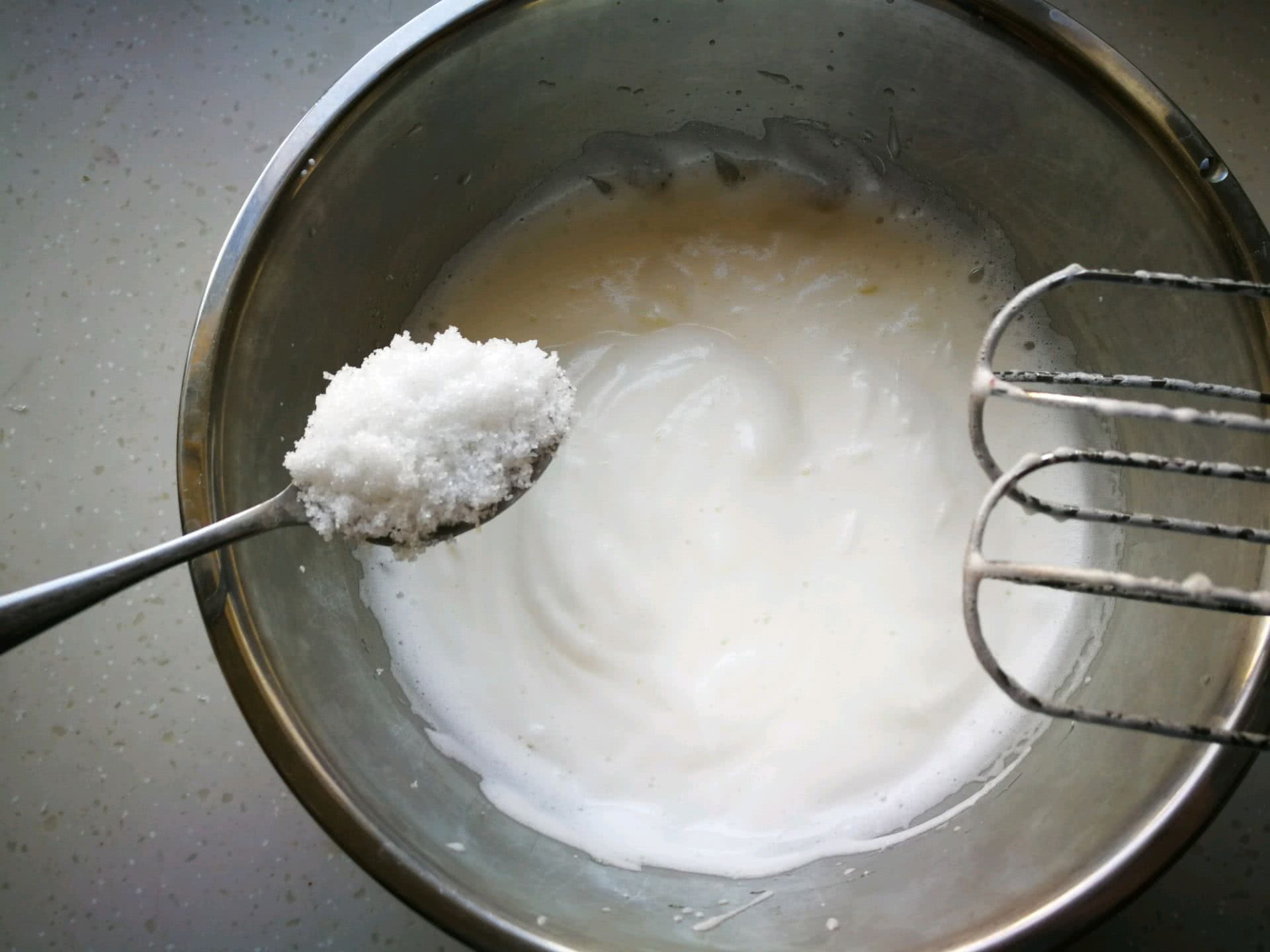 蛋糕卷不用出去买着吃了，在家就能做，口感绵密做法简单