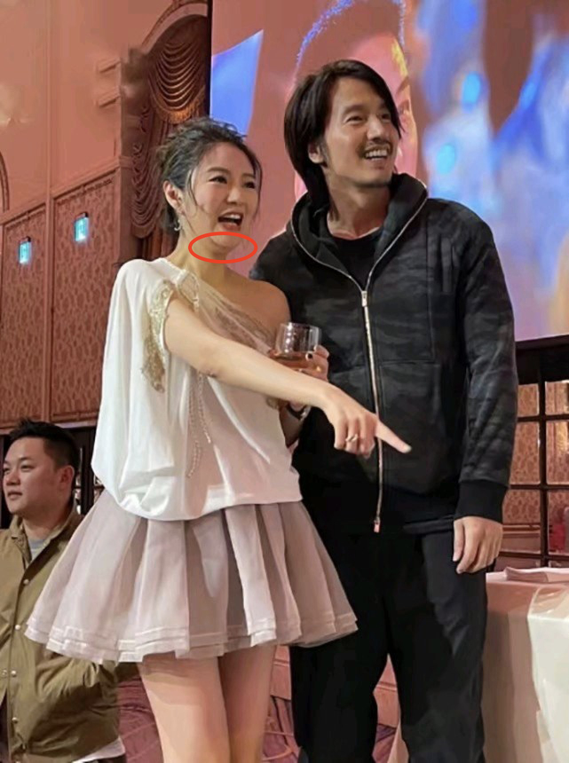 安以轩晒照为女儿庆双满月，一人抱俩妈妈力max，兄妹长相相似