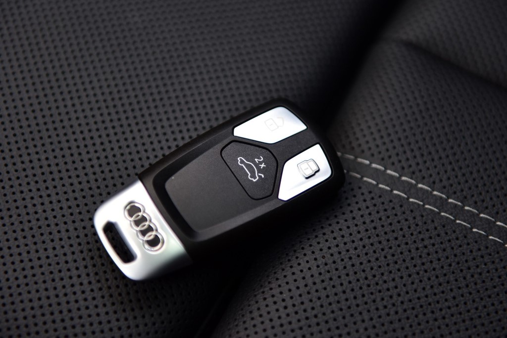 奥迪a4l大刀阔斧的中期改款目前优惠6万