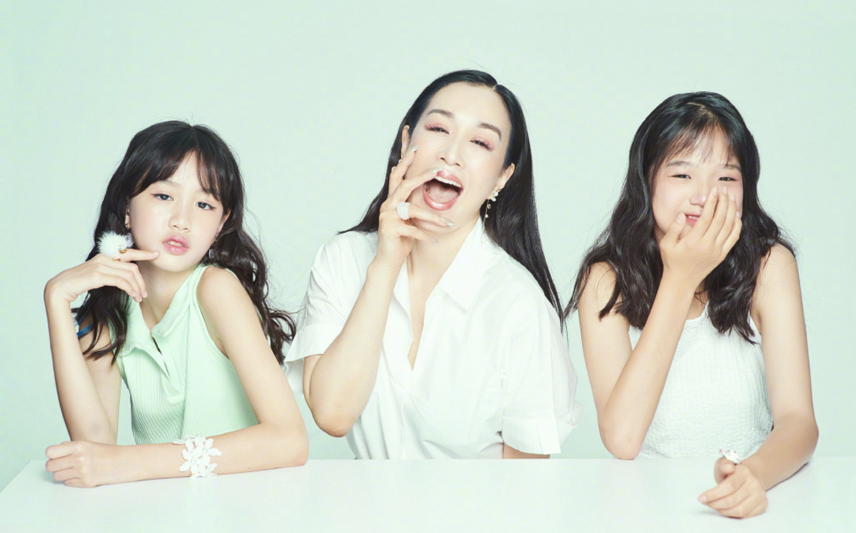 钟丽缇晒母女写真，俩女儿颜值高气场足，妈妈小腹平平仍未能怀孕