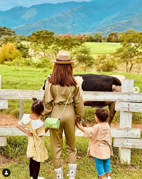 周杰伦昆凌为刘畊宏补过生日，夫妻俩戴墨镜秀恩爱，比寿星还抢镜