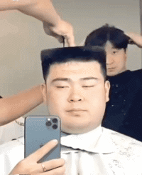 爆笑的动图图片：为了拍段子，也太豁出去了！