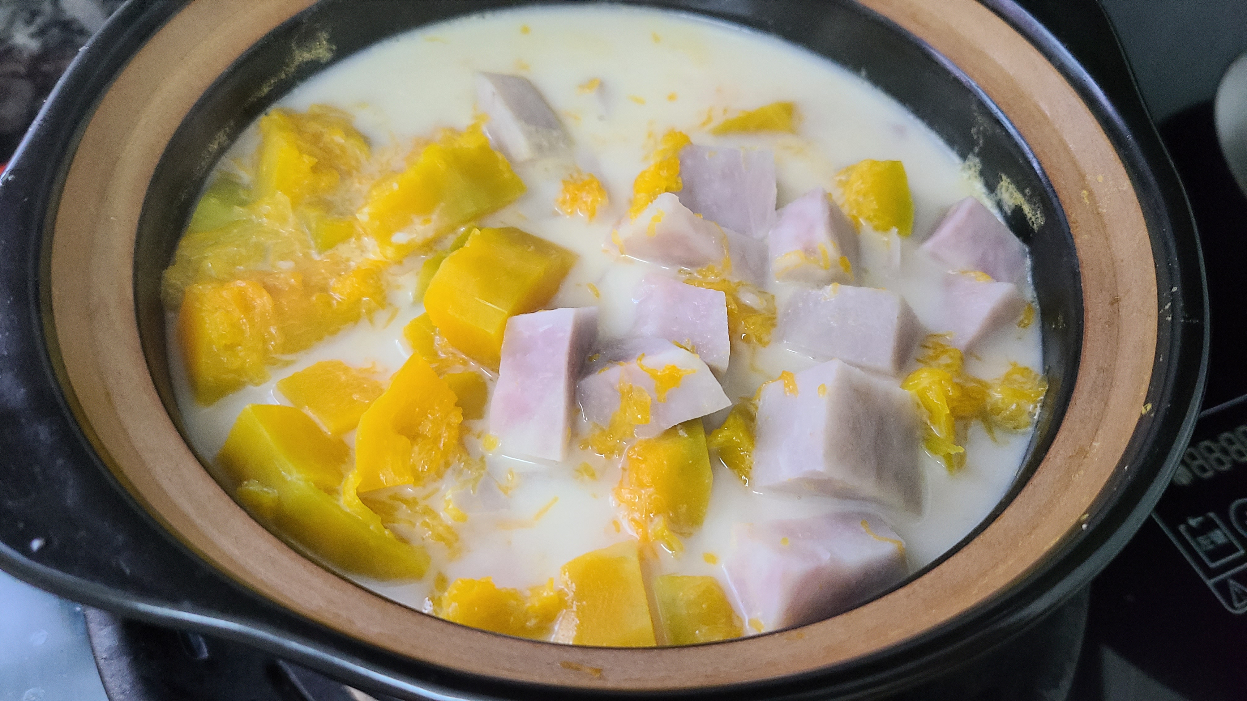 天氣越來越熱，教你一道廣東很好吃的南瓜香芋煲，又濃又香