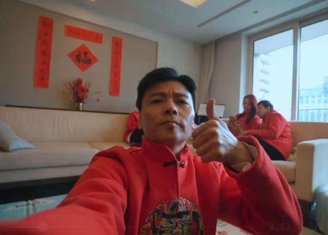 張晉新年首曬全家福，三個兒女同框送祝福，豪宅內景罕見曝光