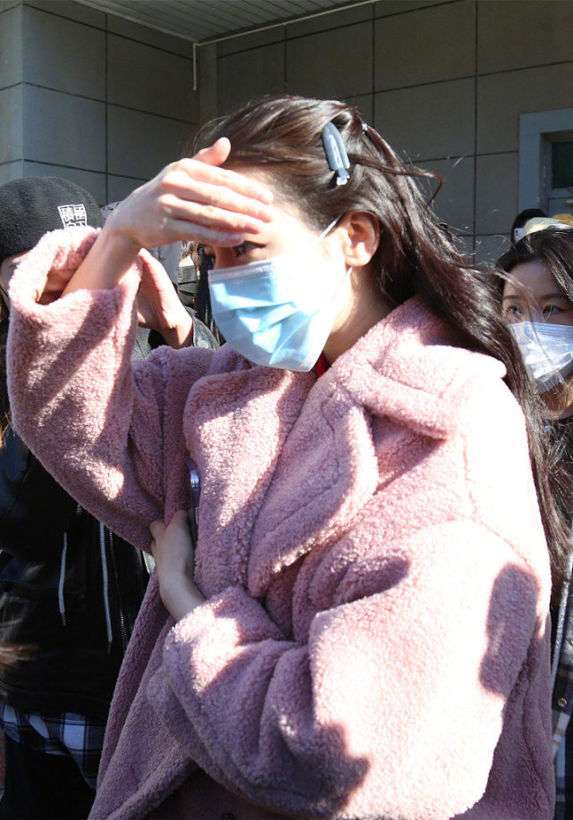 Spring win the home late! Group of youth of times of the TFBOYS below banner of times high peak all crosses careful CCTV spring is late