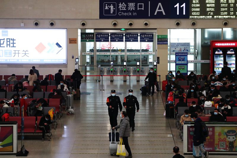 武汉铁路迎来客流小高峰（组图）