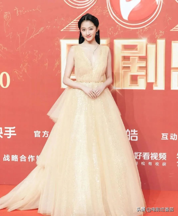 最强红毯，江疏影熟味逼人，关晓彤总算穿对，