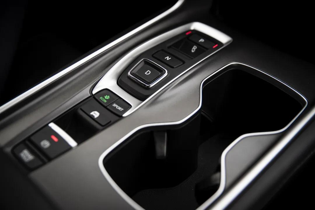 这款日系MPV车重超过两吨，百公里油耗却不到6L