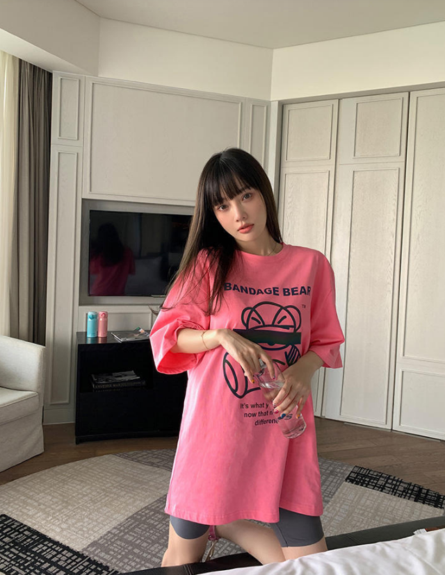 李小璐网红路线越走越顺，穿标配骑行裤，配大一号T恤玩下装消失