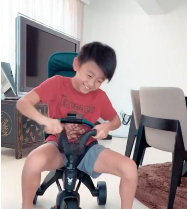 謝霆鋒二兒子逆襲式長大，偏分發(fā)型五官英俊，眉眼間酷似張柏芝了